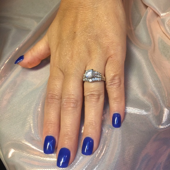 Gorgeous (fake) Silver Diamond Ring - Picture 1 of 1