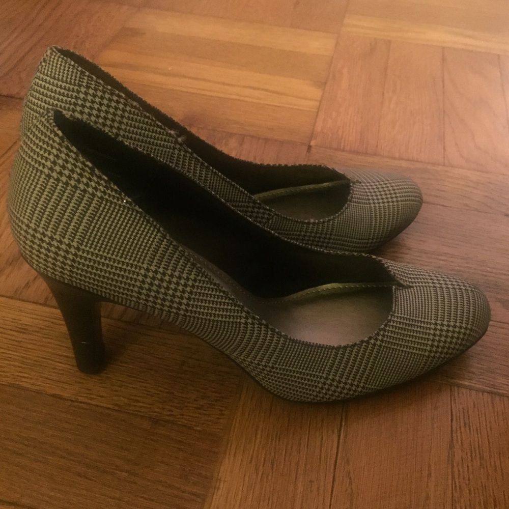 Patterned Pumps - Picture 2 of 3