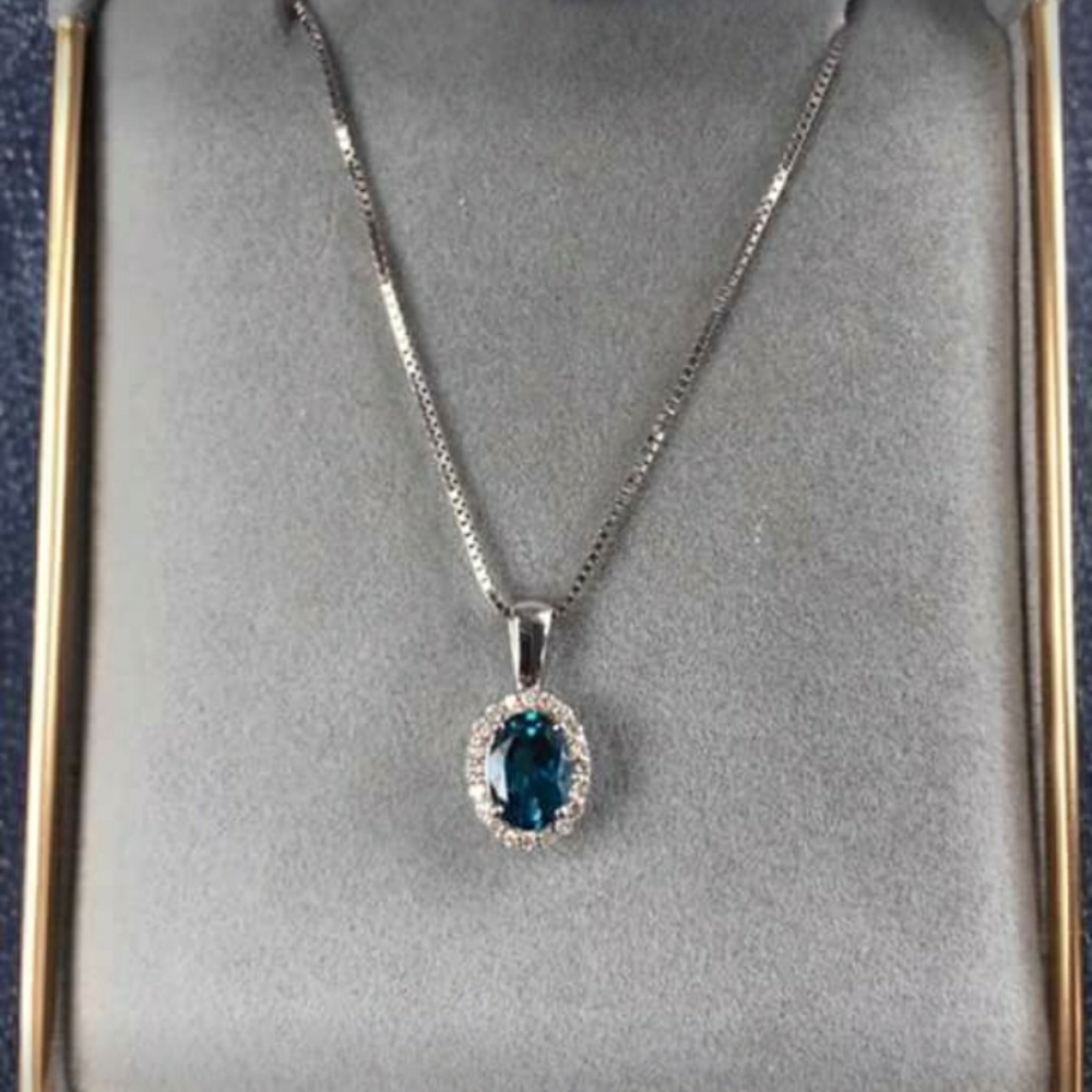 10k white gold with real diamonds and emrald a
