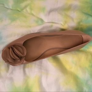 Peep toe nude flat