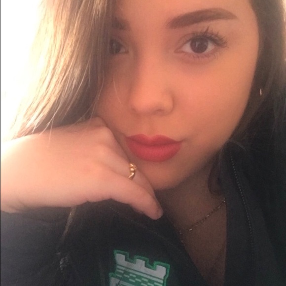 Meet your Posher, Stefany - Picture 1 of 1