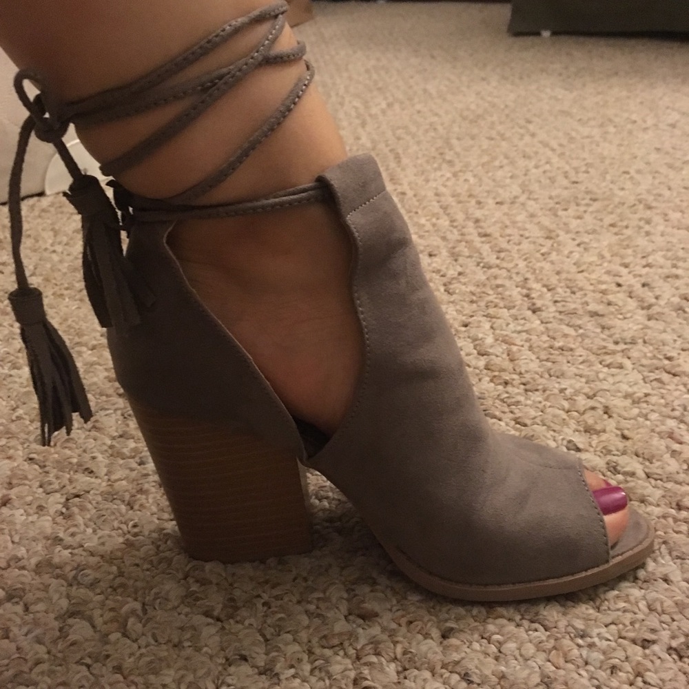 Gorgeous Qupid tan slingback sandals