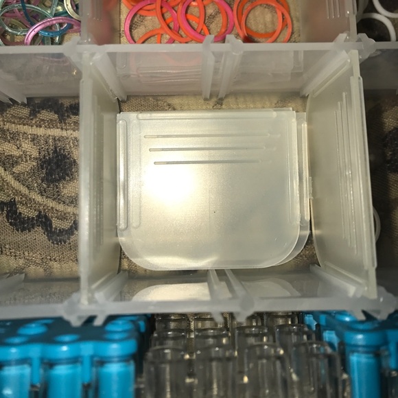 Rainbow loom and organizer and bands - Picture 4 of 6