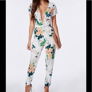 MISSGUIDED FLORAL DEEP V PLUNGE JUMPSUIT
