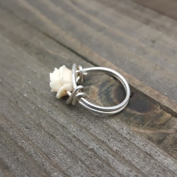 🔴SOLD🔴 Sterling Silver Cream Rose Bead Ring - Picture 3 of 7