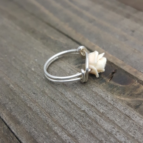 🔴SOLD🔴 Sterling Silver Cream Rose Bead Ring - Picture 5 of 7