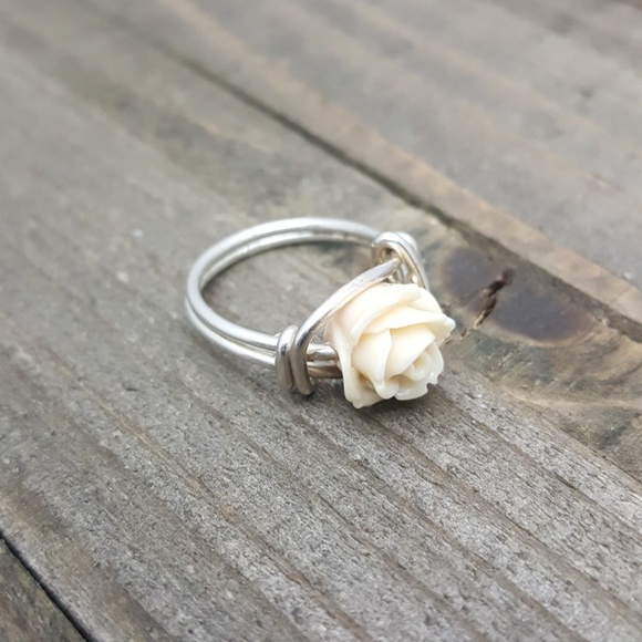 🔴SOLD🔴 Sterling Silver Cream Rose Bead Ring - Picture 6 of 7