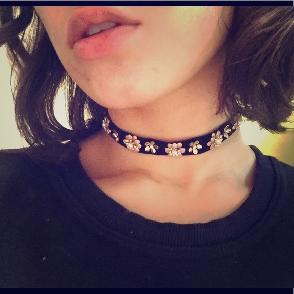 Velvet Flower Choker - Picture 1 of 5