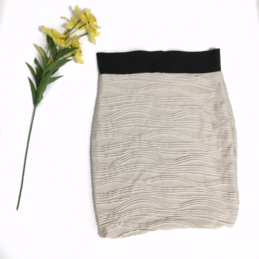 H&M Ruffled Cream Skirt Size 4 - Picture 2 of 2