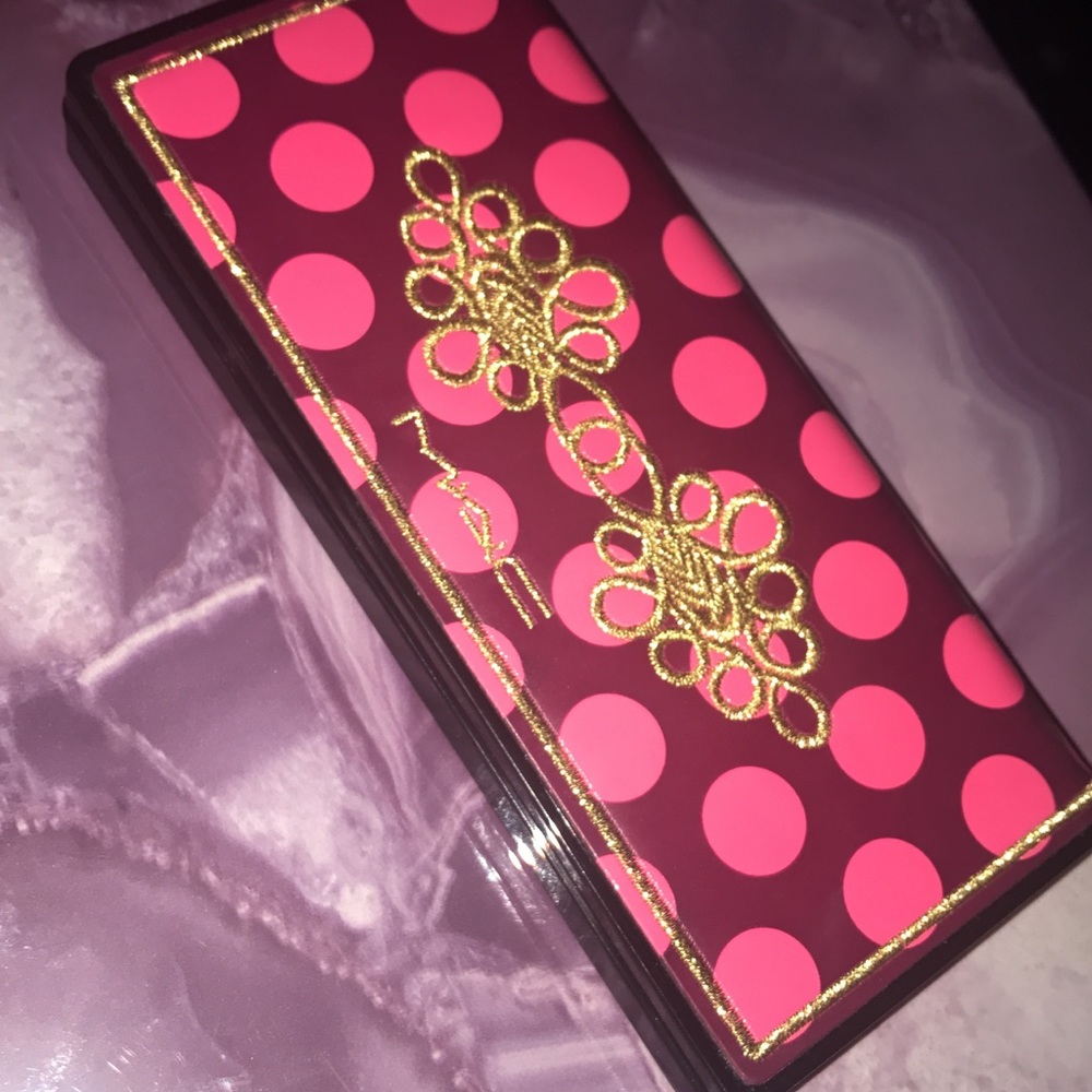 MAC limited edition eyeshadow palette