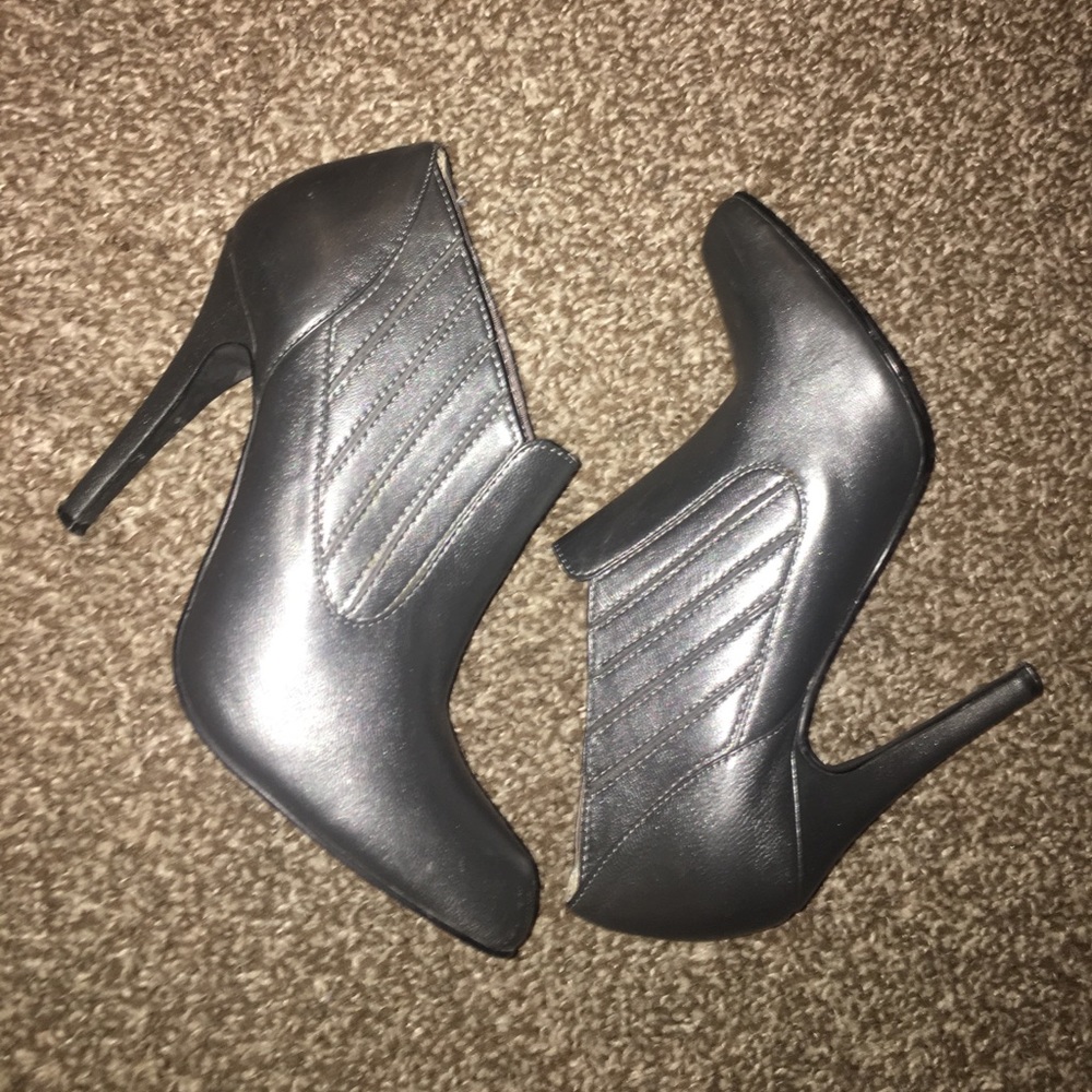Gray Colin Stuart bootie pumps