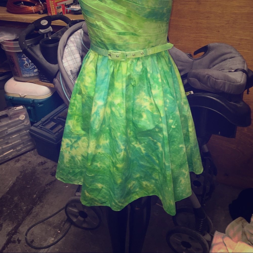 Trapless dress with belt never worn still has tags