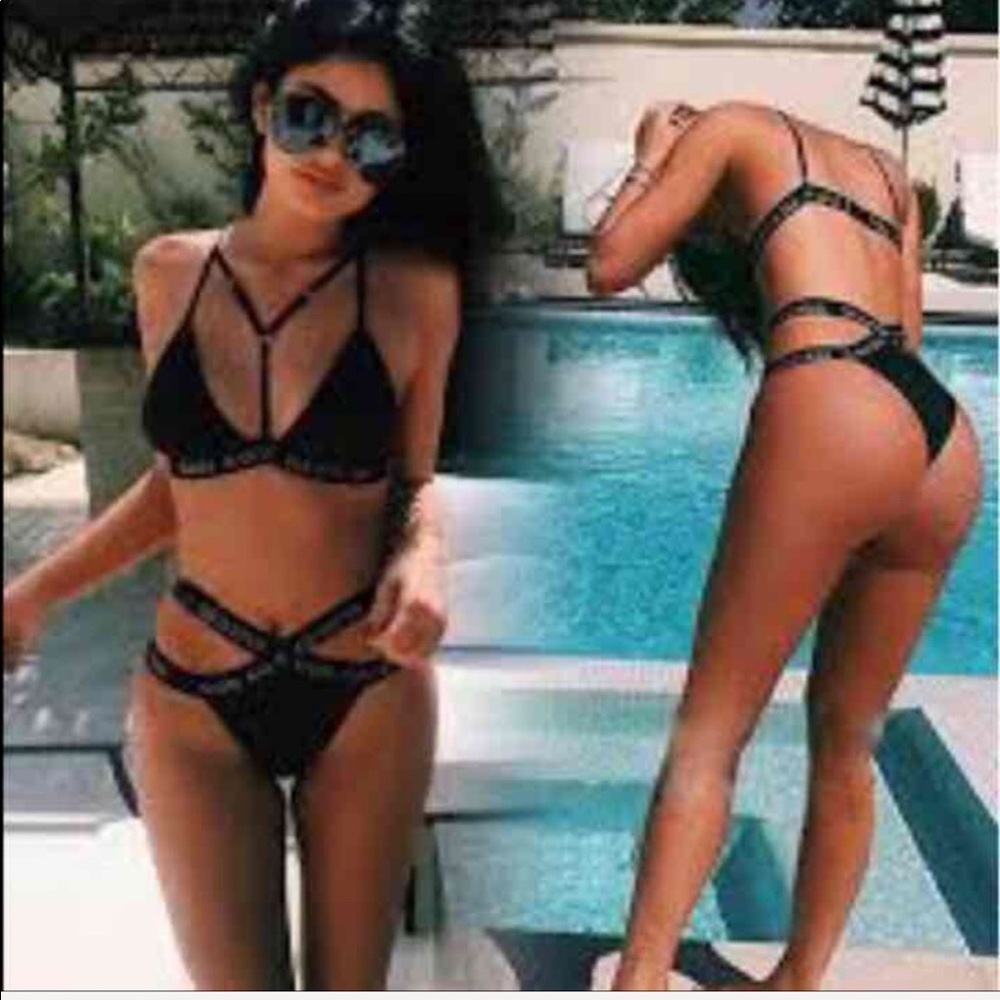 Kylie Jenner save Queens bathing suit Large
