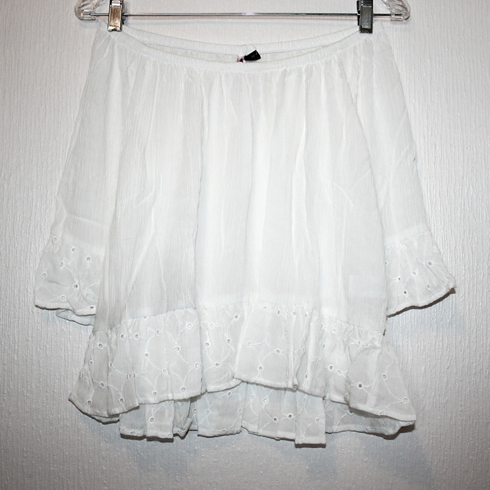 1 LEFT⚡Off Shoulder Top w/Eyelet & Ruffle Hem NWOT - Picture 2 of 8