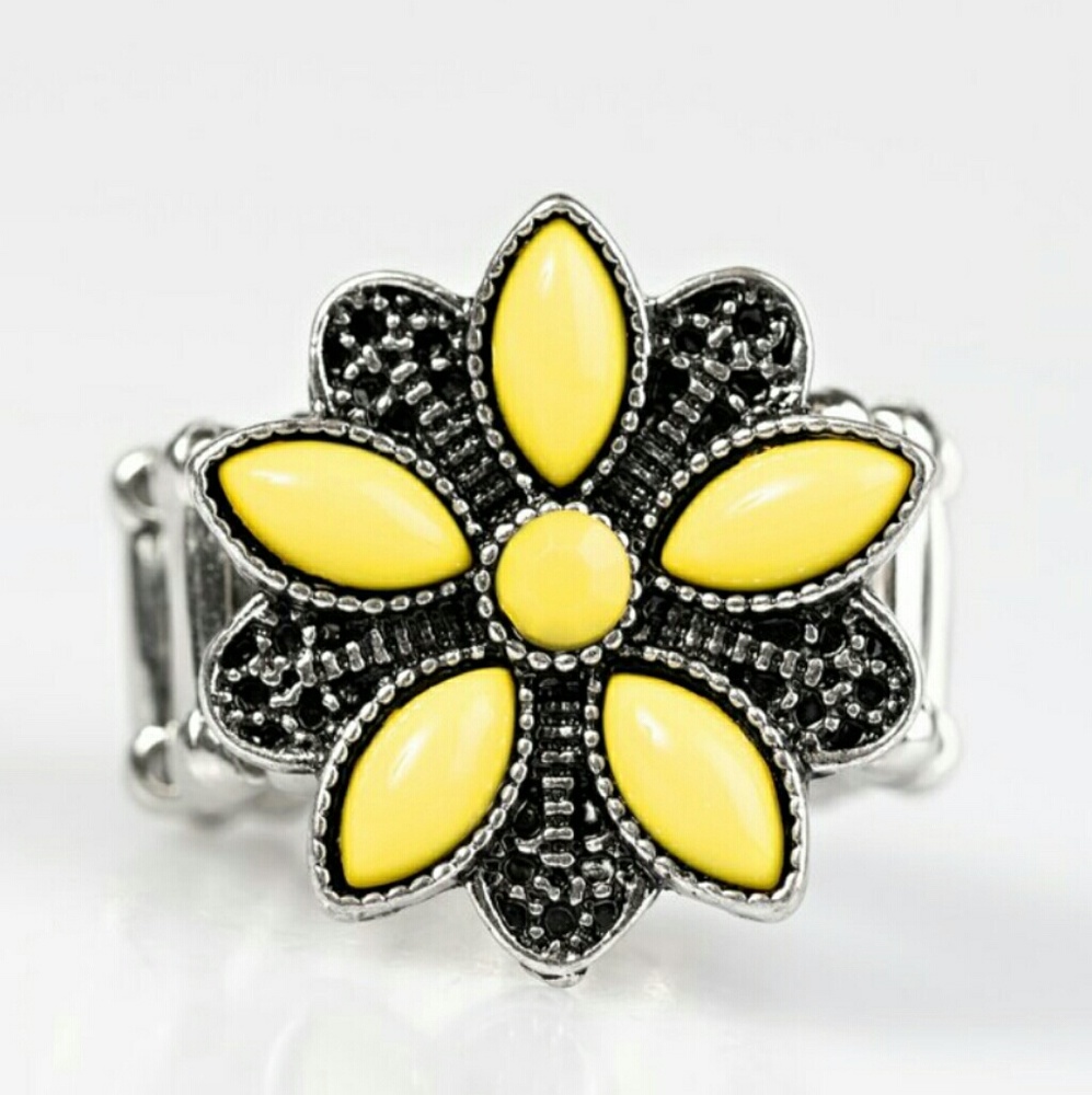 Yellow daisy ring