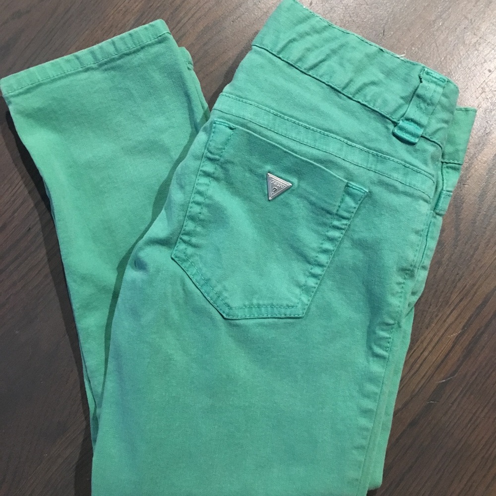 Guess capris in sea foam green size 27