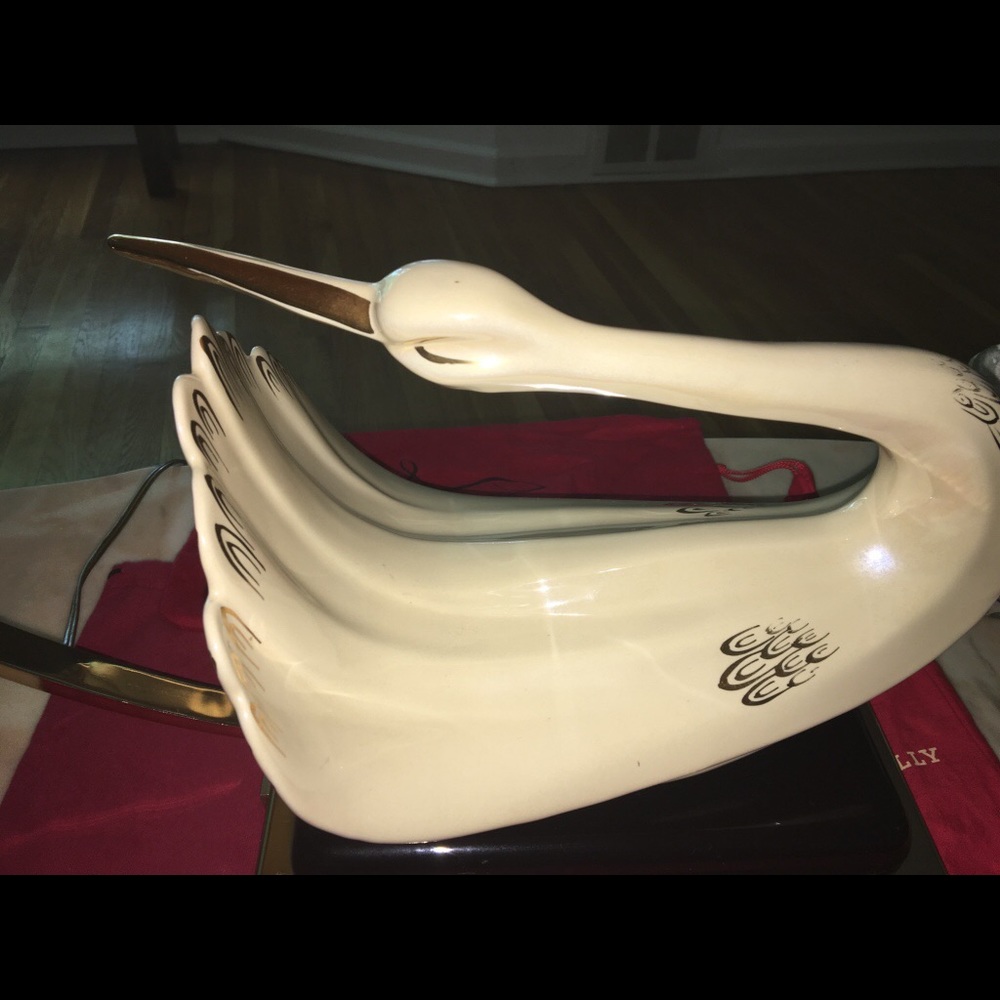 White and black swan base table lamp