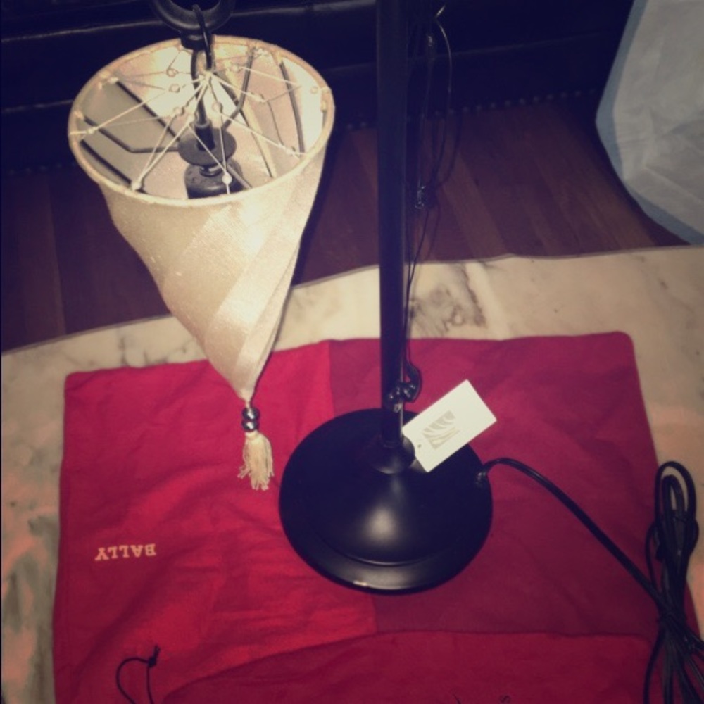 Black metal table lamp