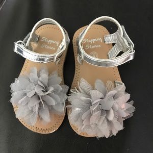 Baby girl/toddler gray flower sandals size 4
