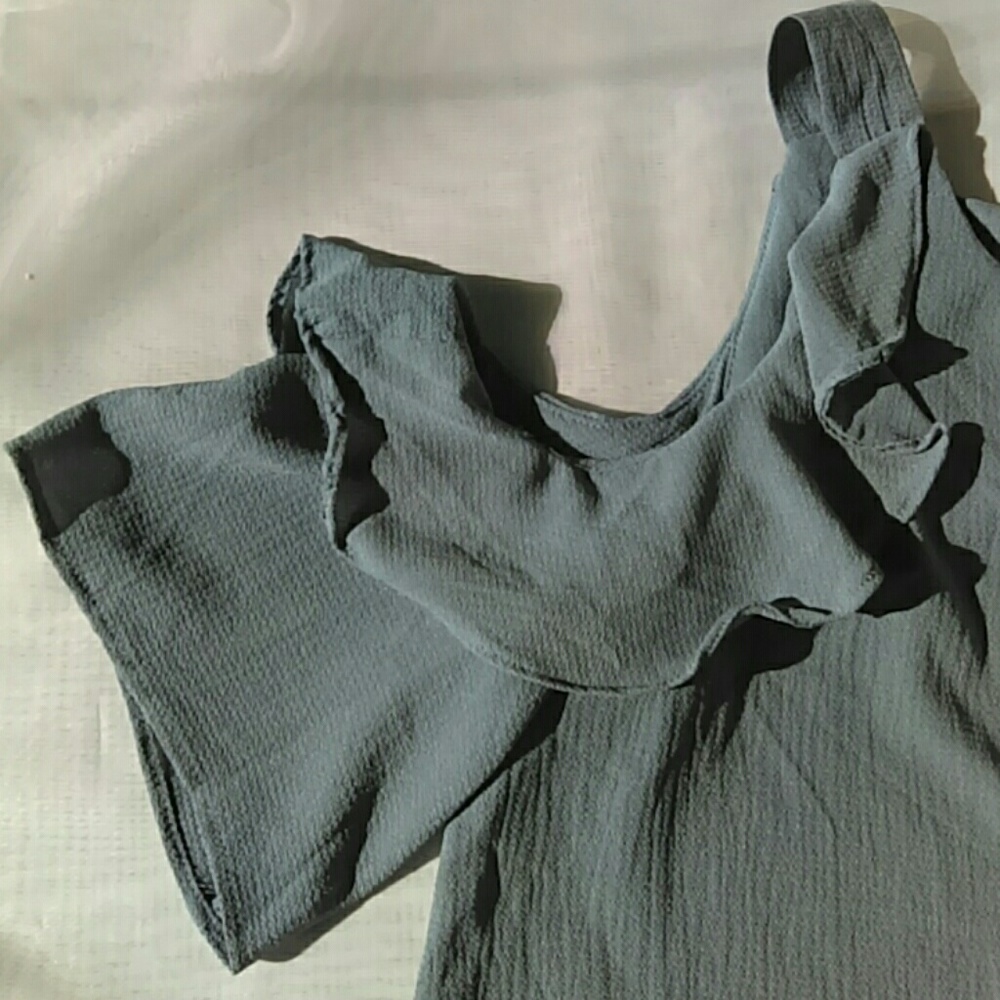 🚫🚫 Sold Cold Shoulder Ruffle Short Sleeve Top - Picture 2 of 8