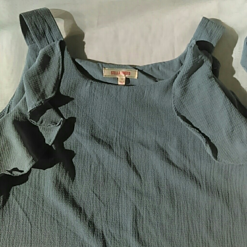 🚫🚫 Sold Cold Shoulder Ruffle Short Sleeve Top - Picture 4 of 8
