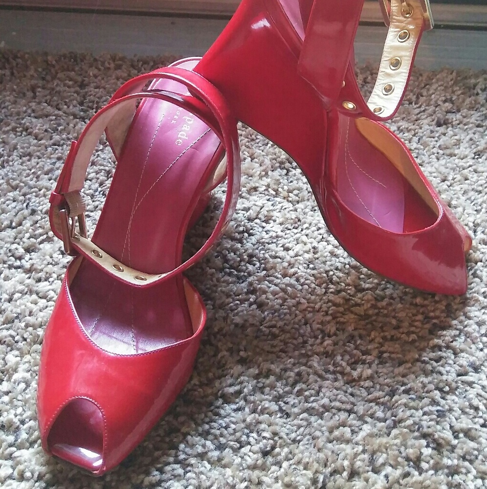 KATE SPADE red patent wedge heels 37