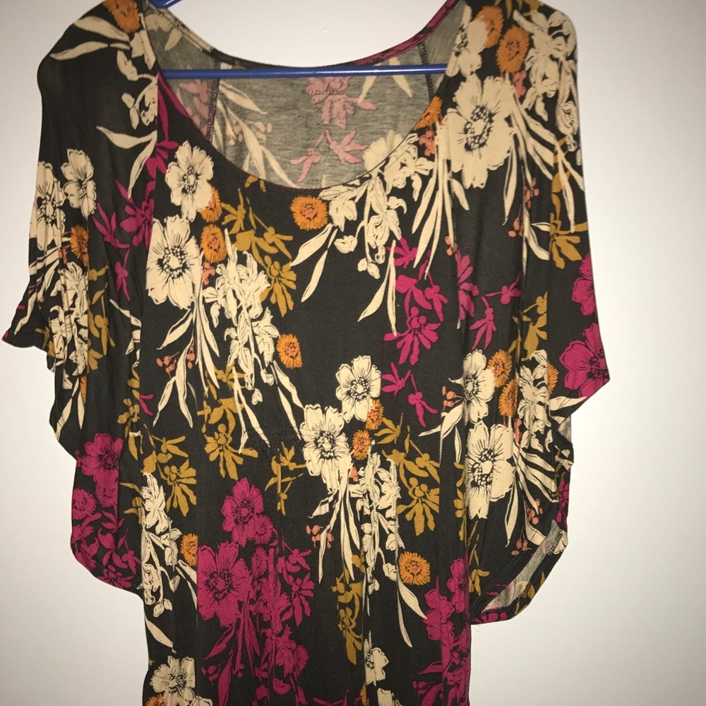Pretty flowy shirt with fun floral print
