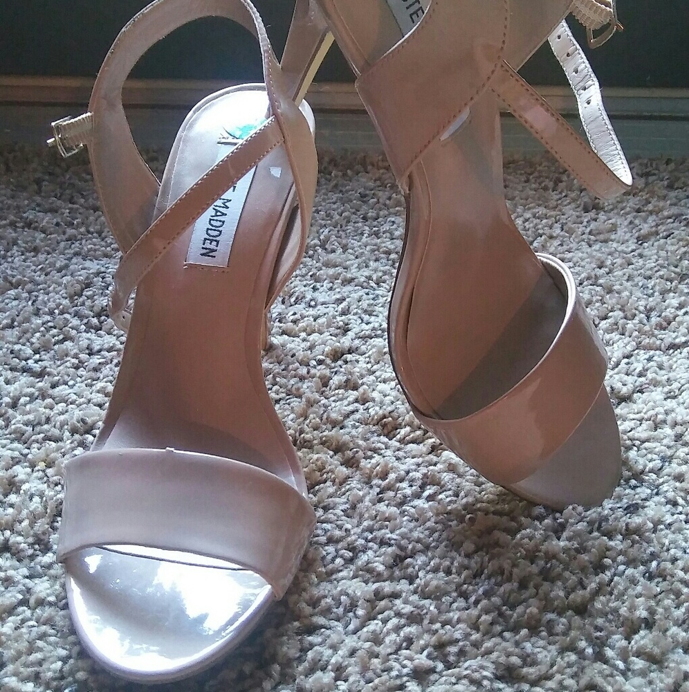 STEVE MADDEN nude patent heels 37 1/2