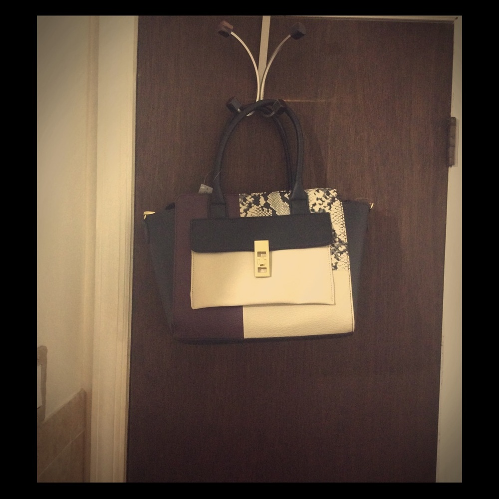 Apt 9 Purse....NWT!!! ❤️😘🌻🌺🎉🍄🎈🎊💐😊❤️