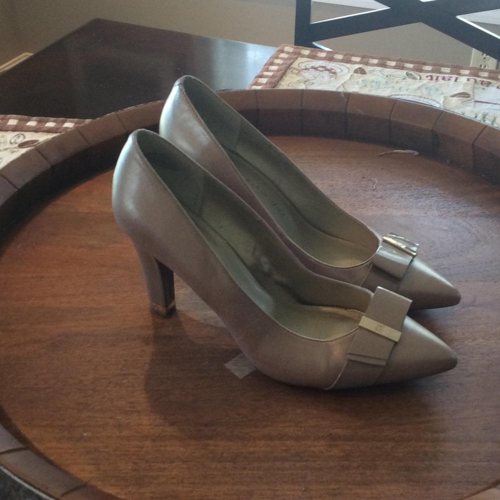 Anne Klein business dress shoe.