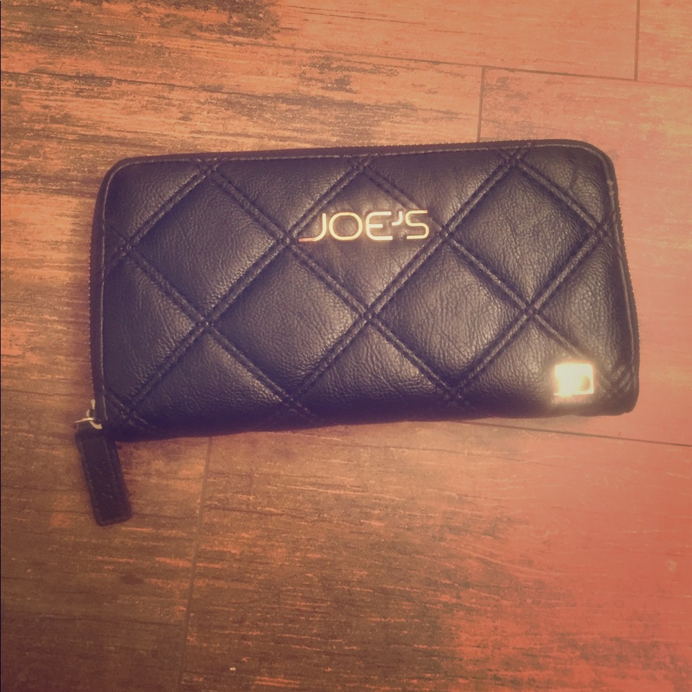 Black cushioned wallet