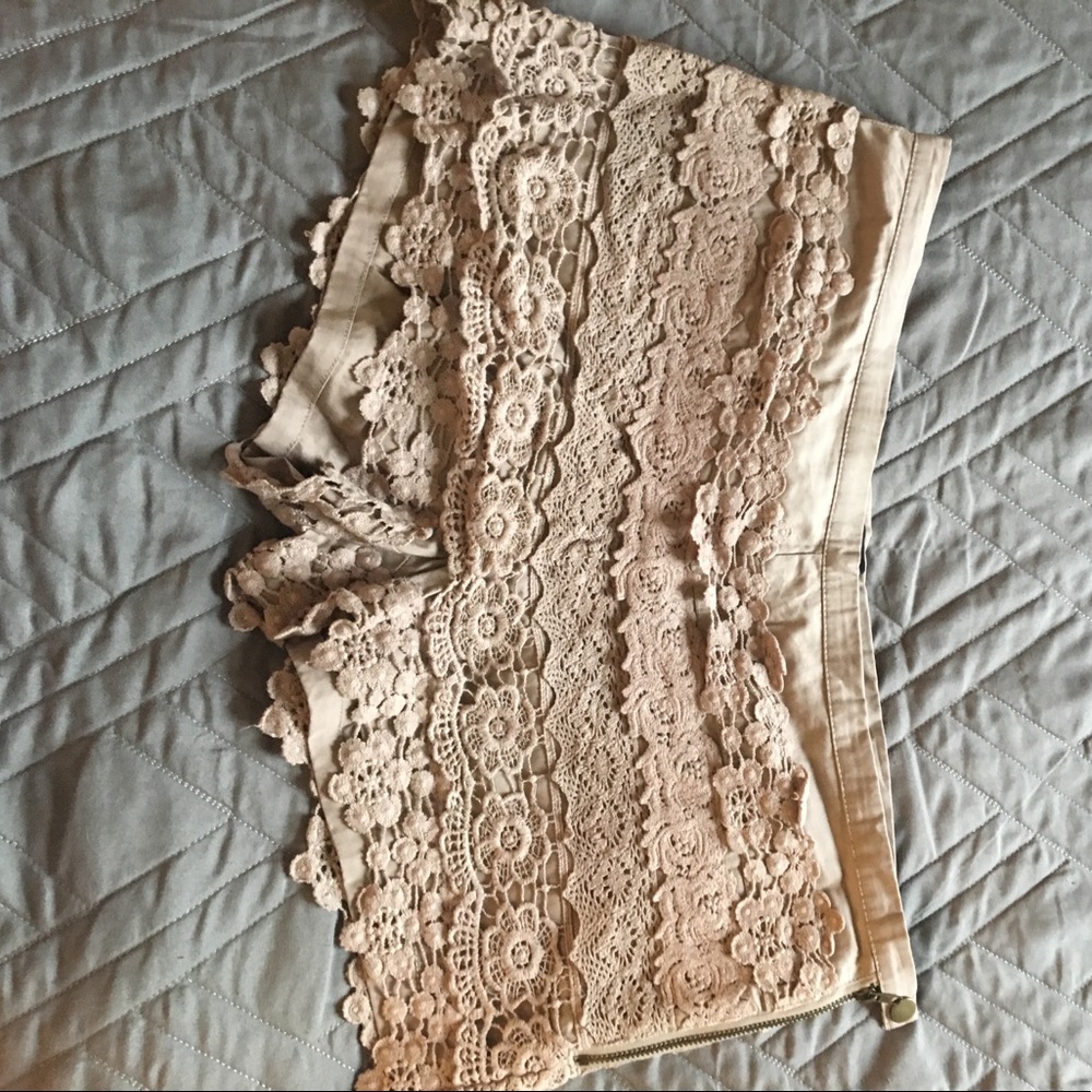 Lace shorts with side zipper