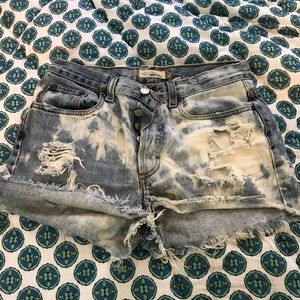 Destroyed high-wasted shorts
