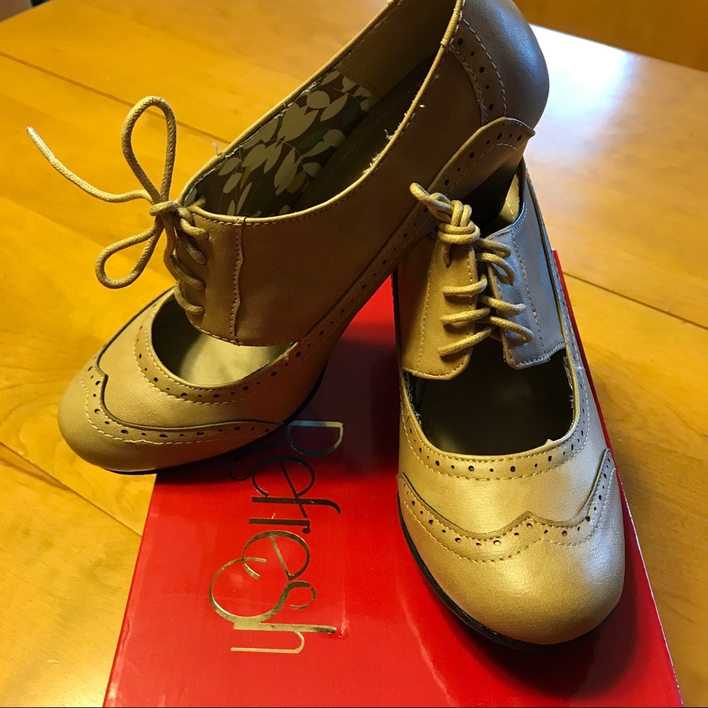 NIB Beautiful buttery taupe oxfords