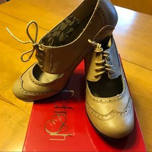 NIB Beautiful buttery taupe oxfords