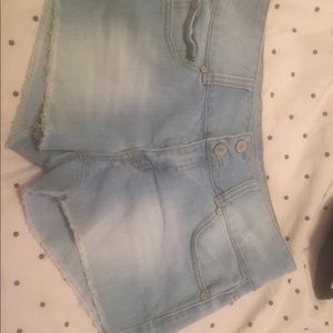 Light wash cutoff shorts