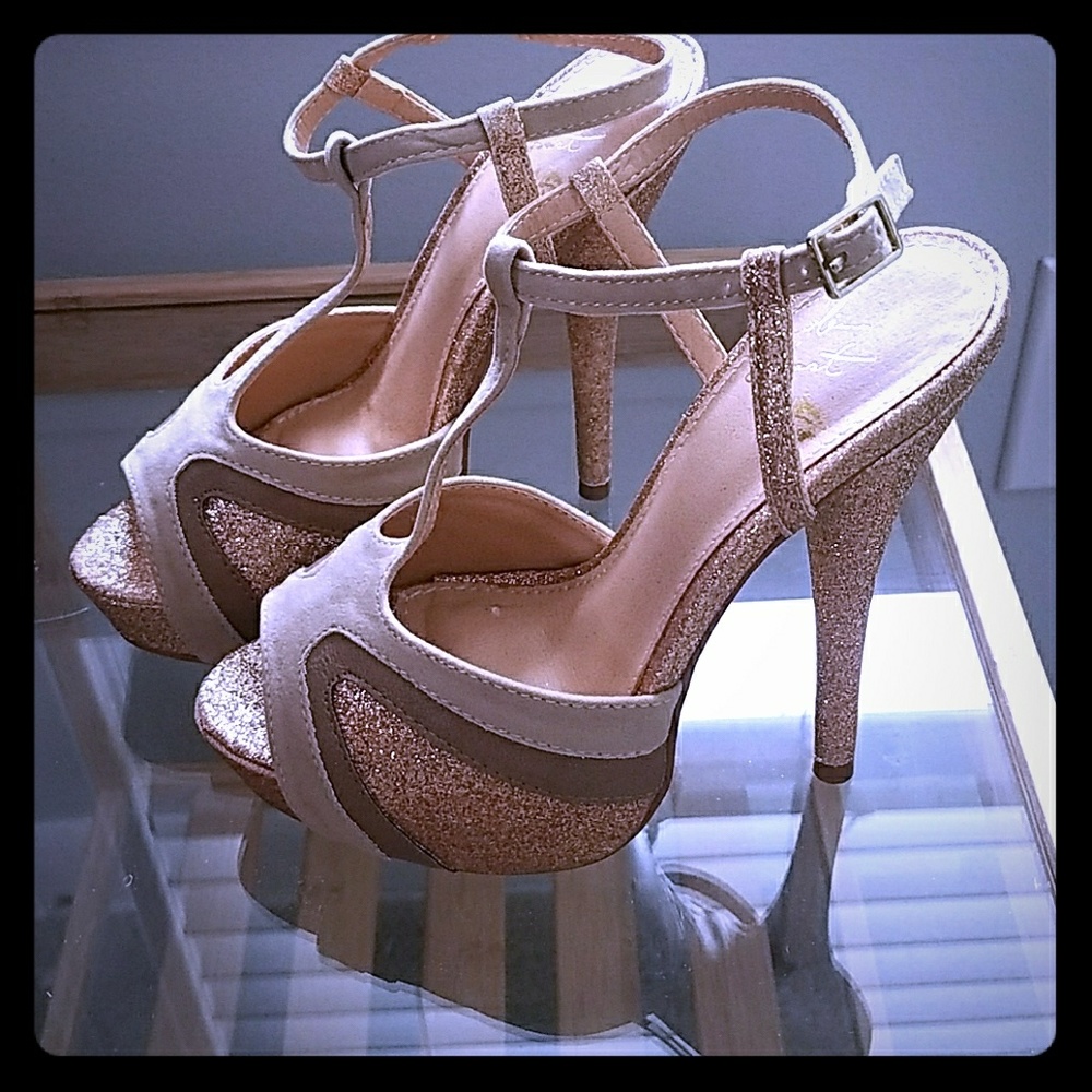 Colin Stuart Gold Peep toe T-strap platforms