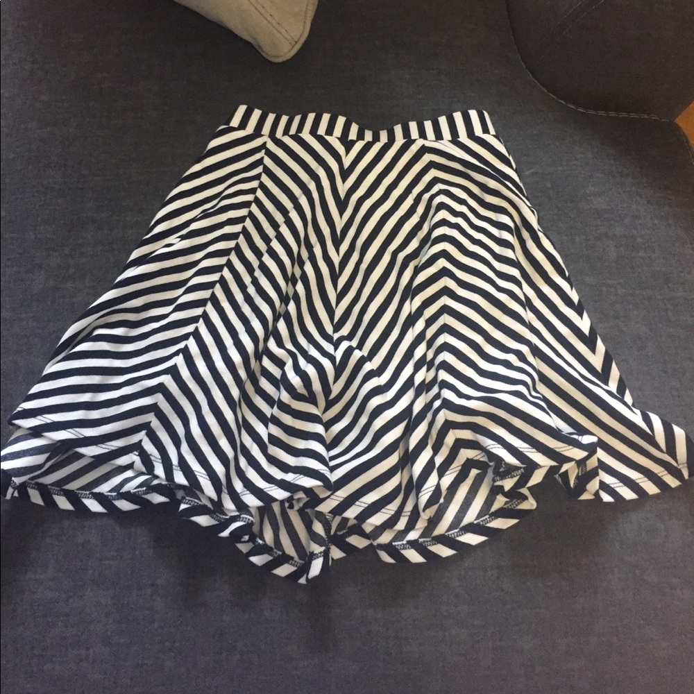 Black and white mini skirt - Picture 2 of 3