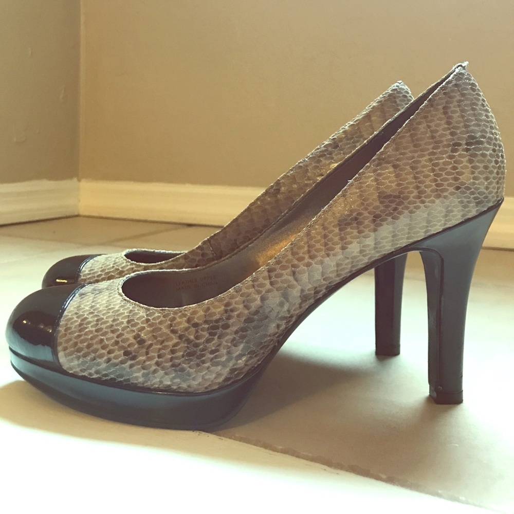 Tahari snake skin pumps