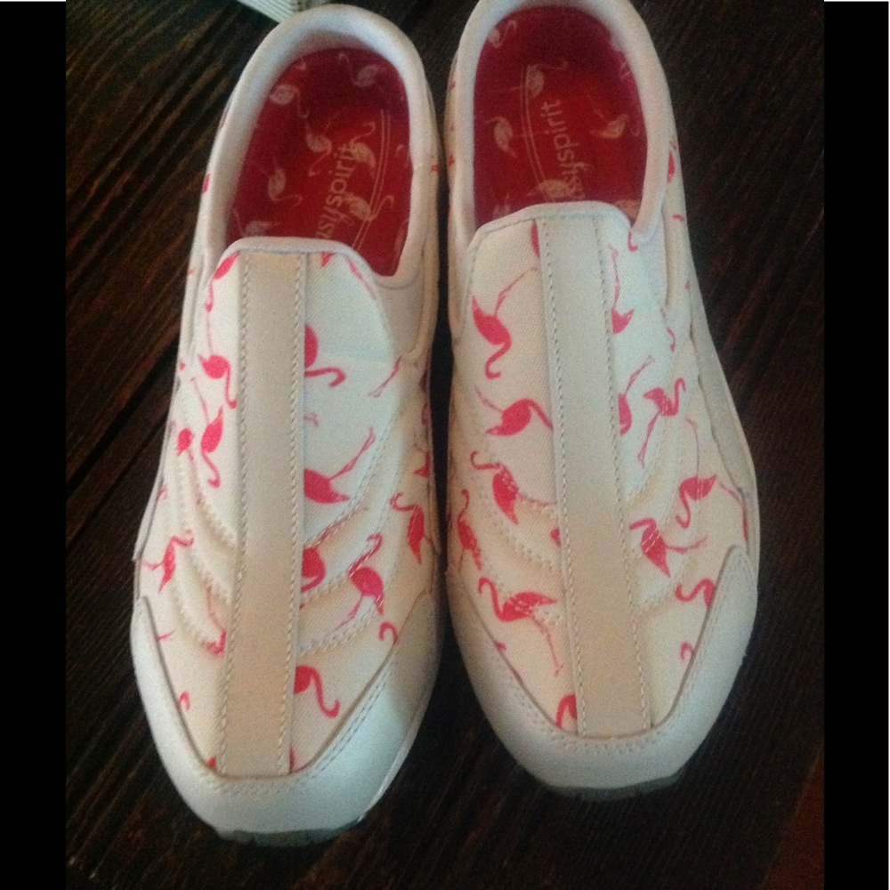 Easy spirit sneakers. NWOT. Fun flamingo print 9.5