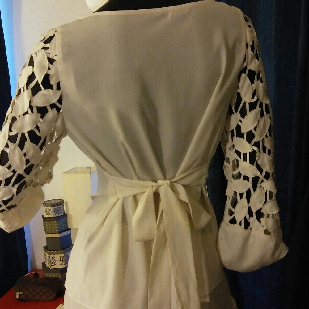 BCBG MAX AZRIA CREAM TOP Size 6