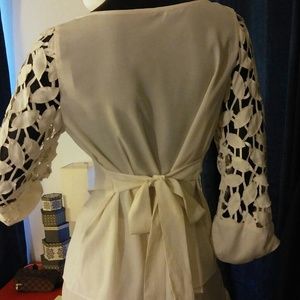 BCBG MAX AZRIA CREAM TOP Size 6