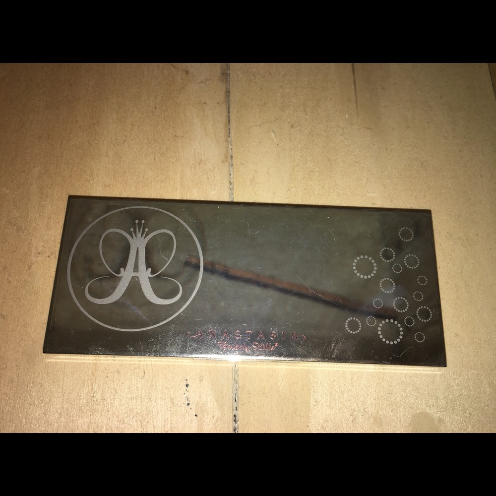 Anastasia Beverly Hills eyeshadow compact