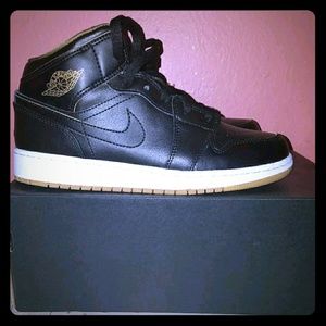 Air Jordan mid 1