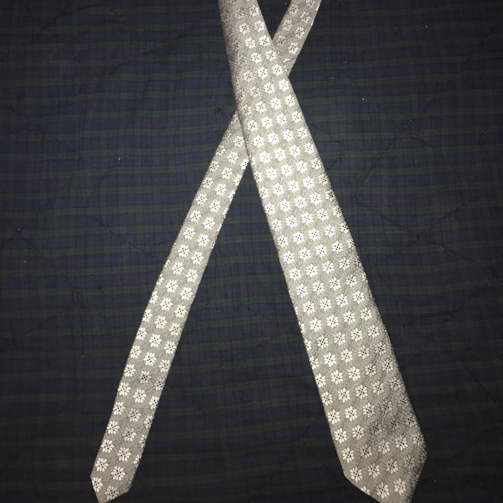 Men's Thomas Pink tie.