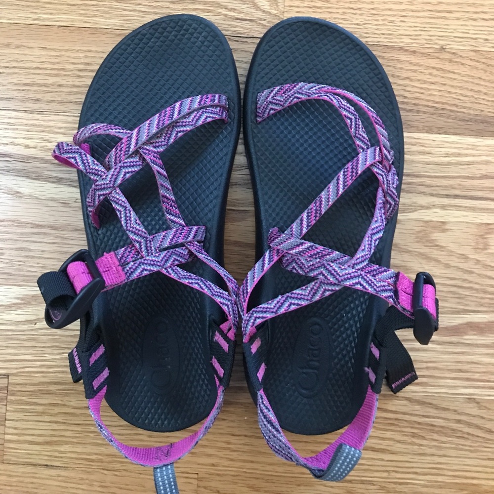 Youth size 6-fits like a women size 8- Pink Chacos