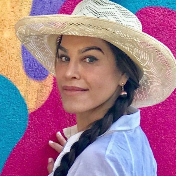 Meet your Posher, Angela - Picture 2 of 2