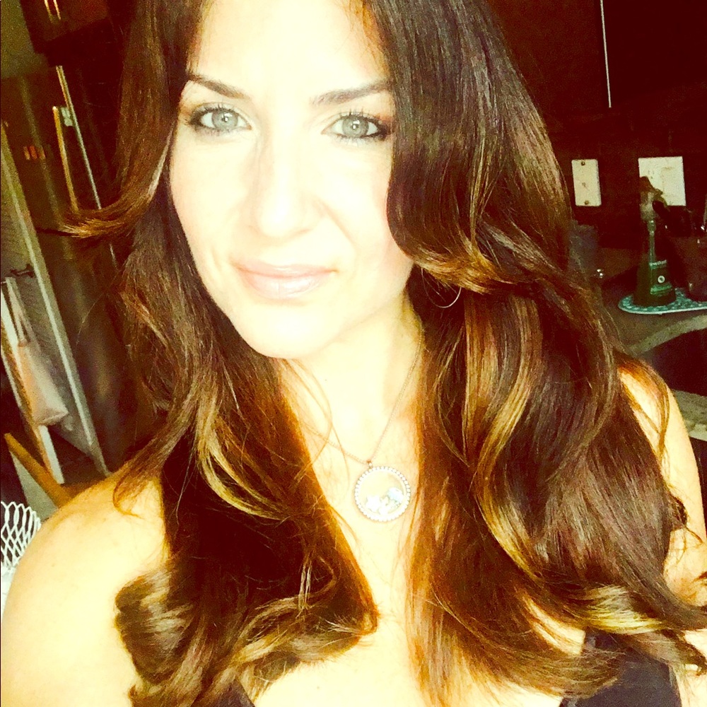 Meet your seller!!! 💜💜💜