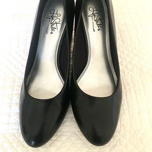 Classic black leather pump