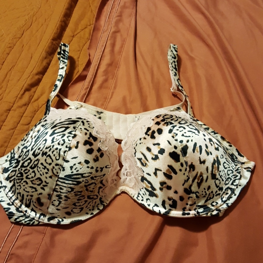 NWOT Pretty pink leopard print plunge bra w lace
